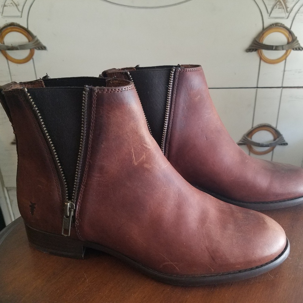 NEW Frye Carly Zip Chelsea short boots